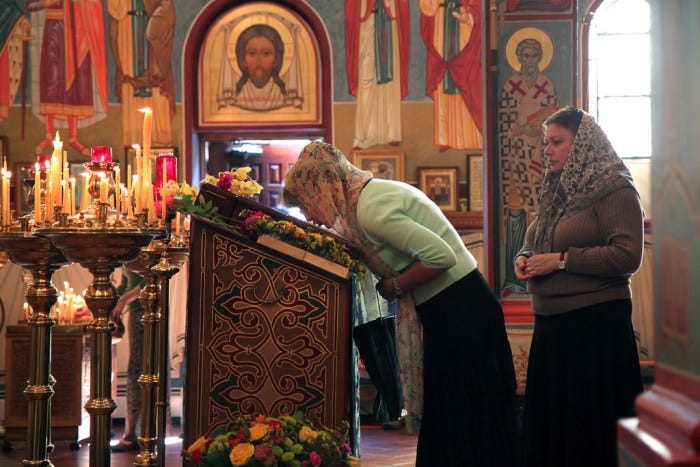 eastern orthodox kissing icons
