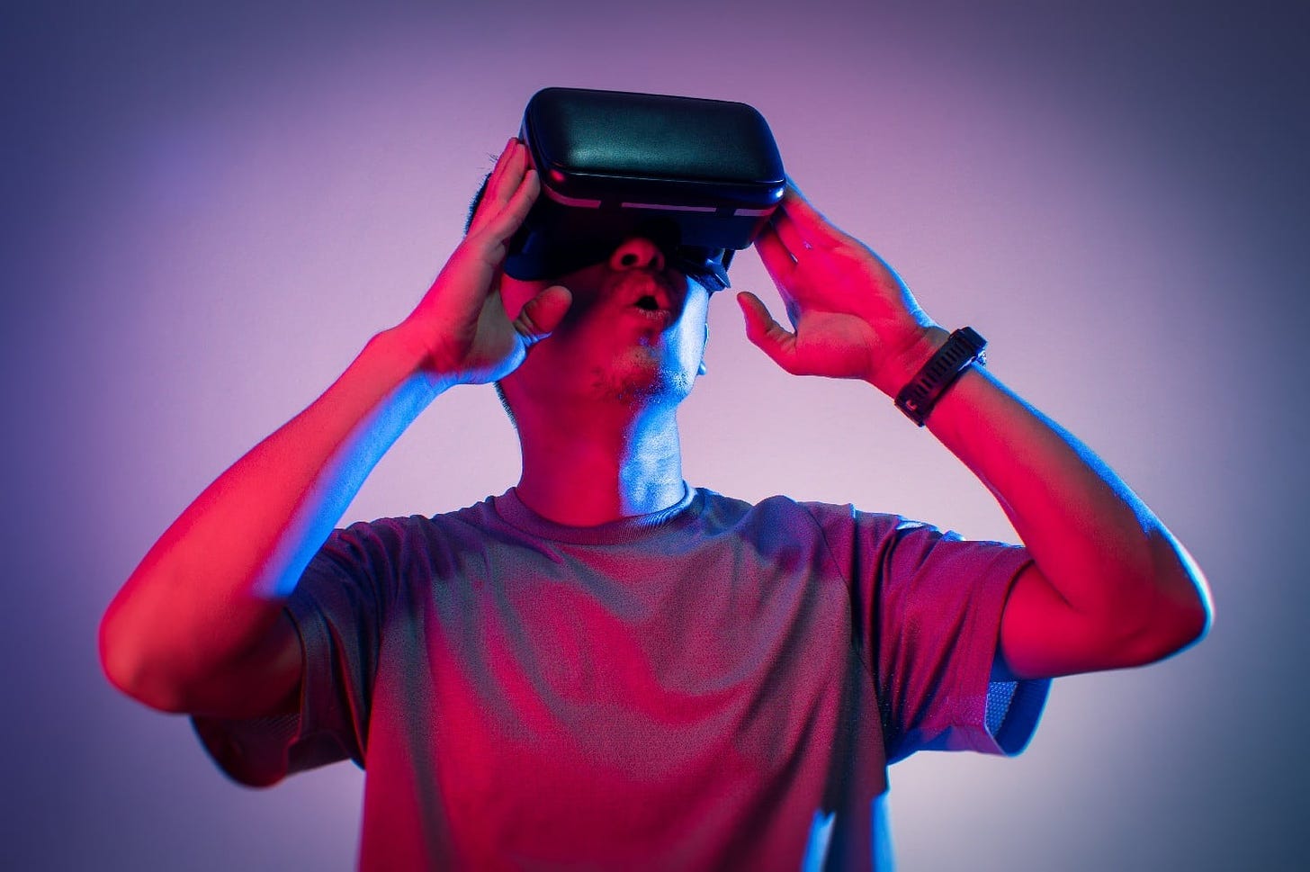 Imagem de um homem com um óculos VR e as mãos para cima