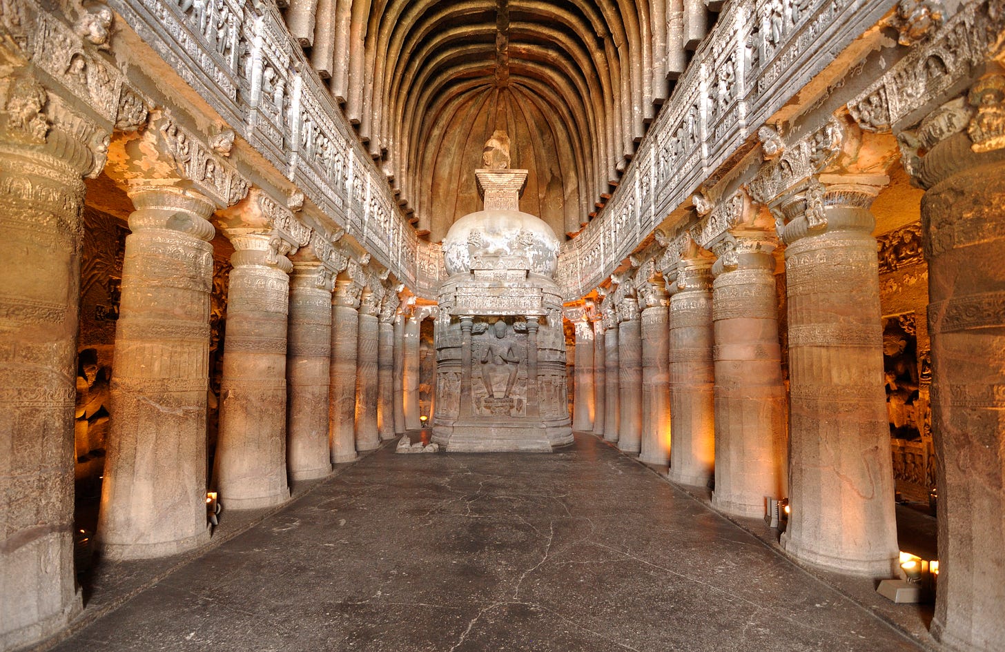 https://upload.wikimedia.org/wikipedia/commons/a/a4/Cave_26%2C_Ajanta.jpg