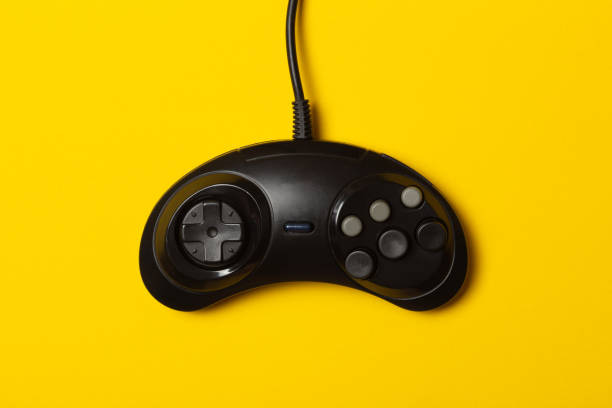 manette de jeu noire à six boutons sur fond jaune - gamification photos et images de collection