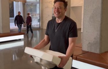 Elon Musk entra en sede de Twitter con un lavamanos - Diario Libre