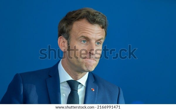 Berlin, Allemagne, 2022-05-09 : Emmanuel Macron écoute un journaliste lors d'une conférence de presse à Berlin