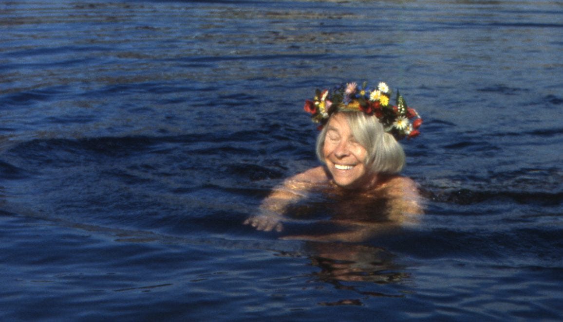 An image of Tove Jansson swimming