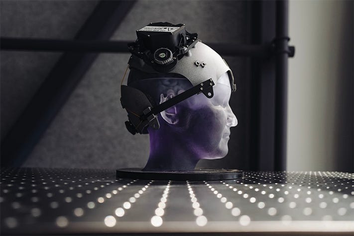 Imagem mostra o protótipo de uma cabeça com uma espécie de capacete, em que há equipamentos (algo como um processador e bateria) acoplados, destinado à leitura de ondas cerebrais.