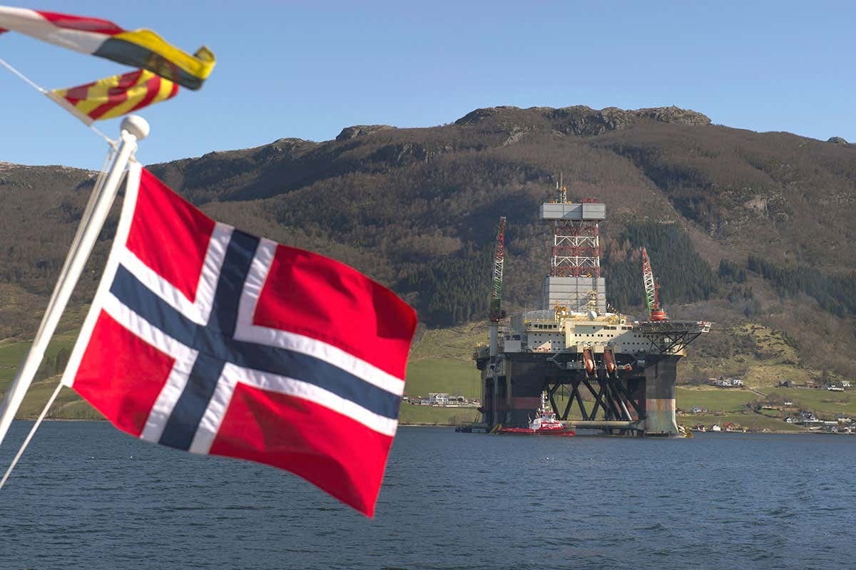 Norway is starting the world&#39;s biggest divestment in oil and gas - Norway  has said its $1 trillion sovereign wealth fund, the world&#39;s biggest, should  sell stocks in oil and gas exploration