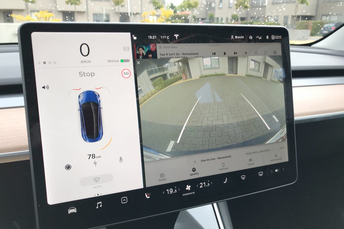 Rechter verbiedt bediening Tesla-touchscreen tijdens het rijden | Auto55.be  | Nieuws