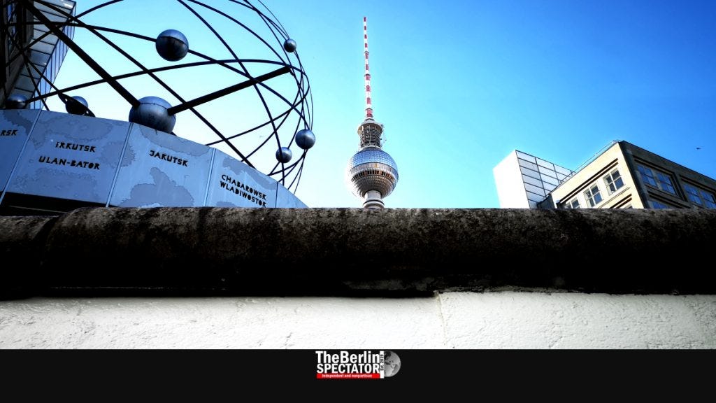 The World Clock, the TV tower and the Berlin Wall were squeezed into one fabricated photo.