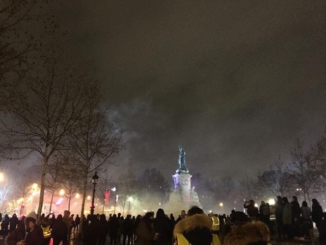 Gaz lacrymogènes Place de la République (Paris) lors de la journée de mobilisation des Gilets Jaunes le 8 décembre 2018