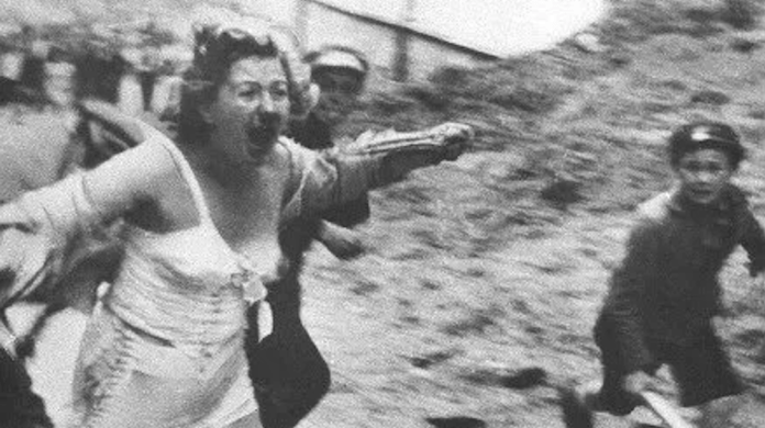 Jødisk kvinne flykter i redsel i Lviv under anti-jødisk pogrom. [kilde: wikipedia.org]