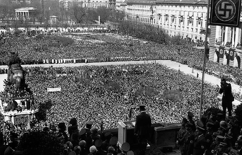 Hitler spricht am 15.3.1938 am Wiener Heldenplatz