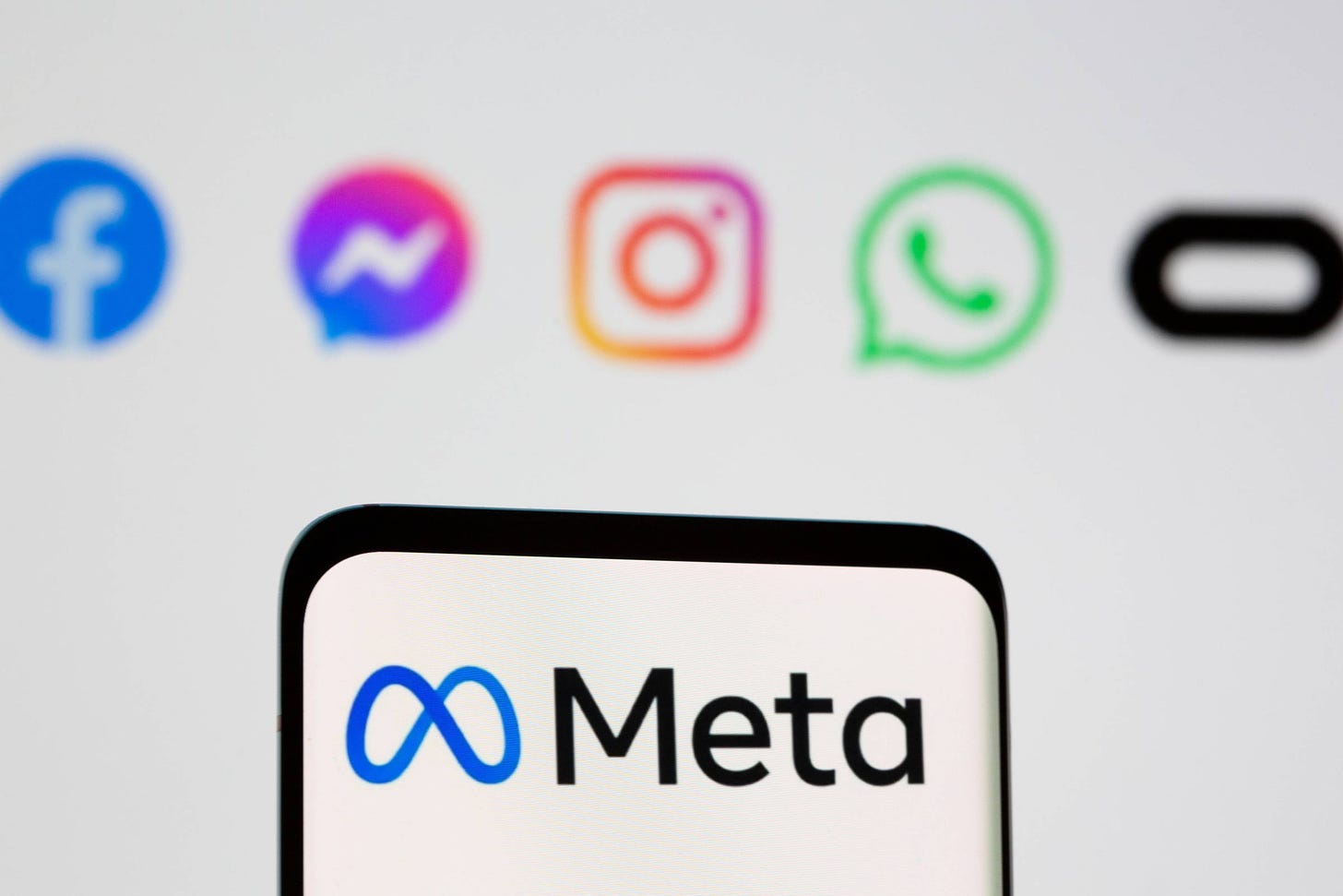 Dona do Facebook compra direitos do nome 'Meta' por US$ 60 mi - 13/12/2021  - Mercado - Folha