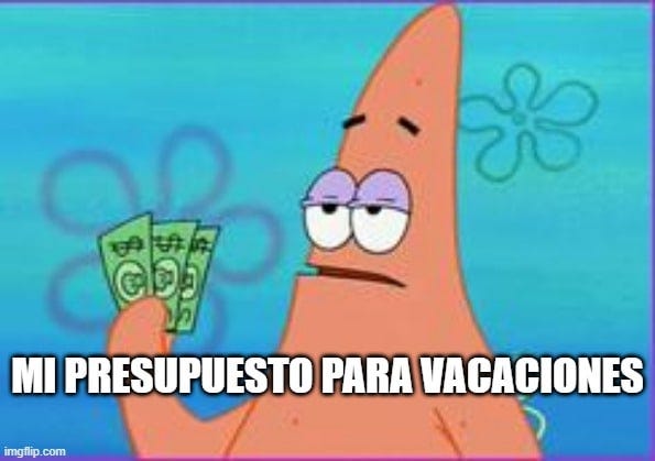 Meme de Patricio de Bob Esponja con tres dólares en la mano y texto "mi presupuesto para vacaciones