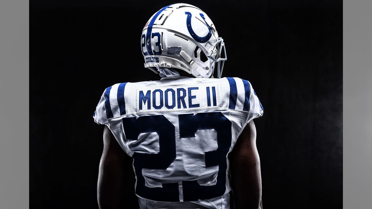 O jogador Kenny Moore II com o novo uniforme do Indianapolis Colts.