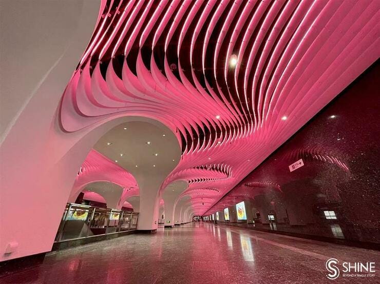 ‎La nueva área de la Línea 14 en la estación Yuyuan Garden está cubierta con un diseño ondulado de olas en el techo, con luces que cambian de color (abajo).‎