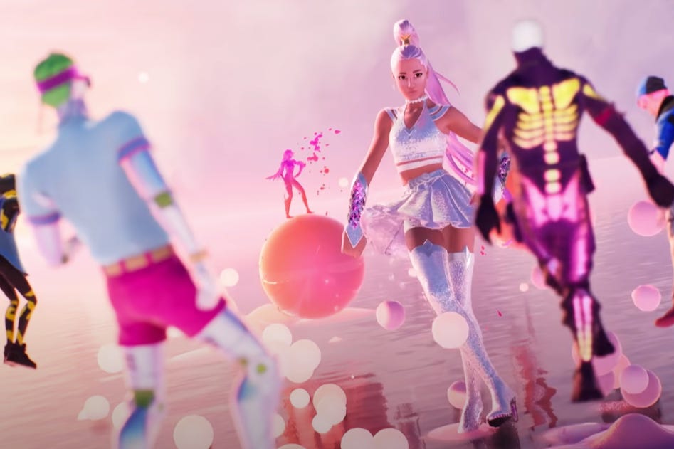 Imagem mostra cena como a de um videogame realista, com sete personagens, a maioria de costas, no jogo Fortnite. Uma das personagens, de frente e olhando para a câmera, é um avatar da cantora Ariana Grande, que fez um show no ambiente virtual em agosto de 2021.