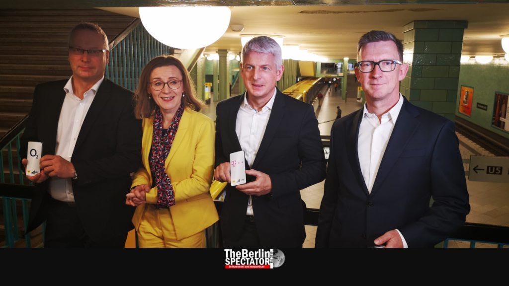 Telefónica's Marcus Thurand, the BVG's Sigrid Nikutta, Mathias Poeten of Telekom and Vodafone's Gerd von der Osten (from lleft to right) presented the LTE connections at 'Alexanderplatz' station today.