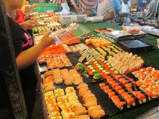 Sushi i massor - Gambar Pasar Malam Akhir Minggu kota Phuket - Tripadvisor