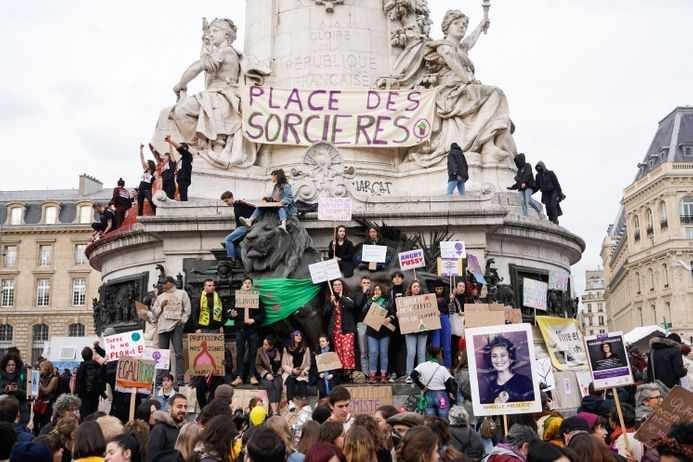 Une manifeste féministe renomme la place de la République à Paris « Place des Sorcières »