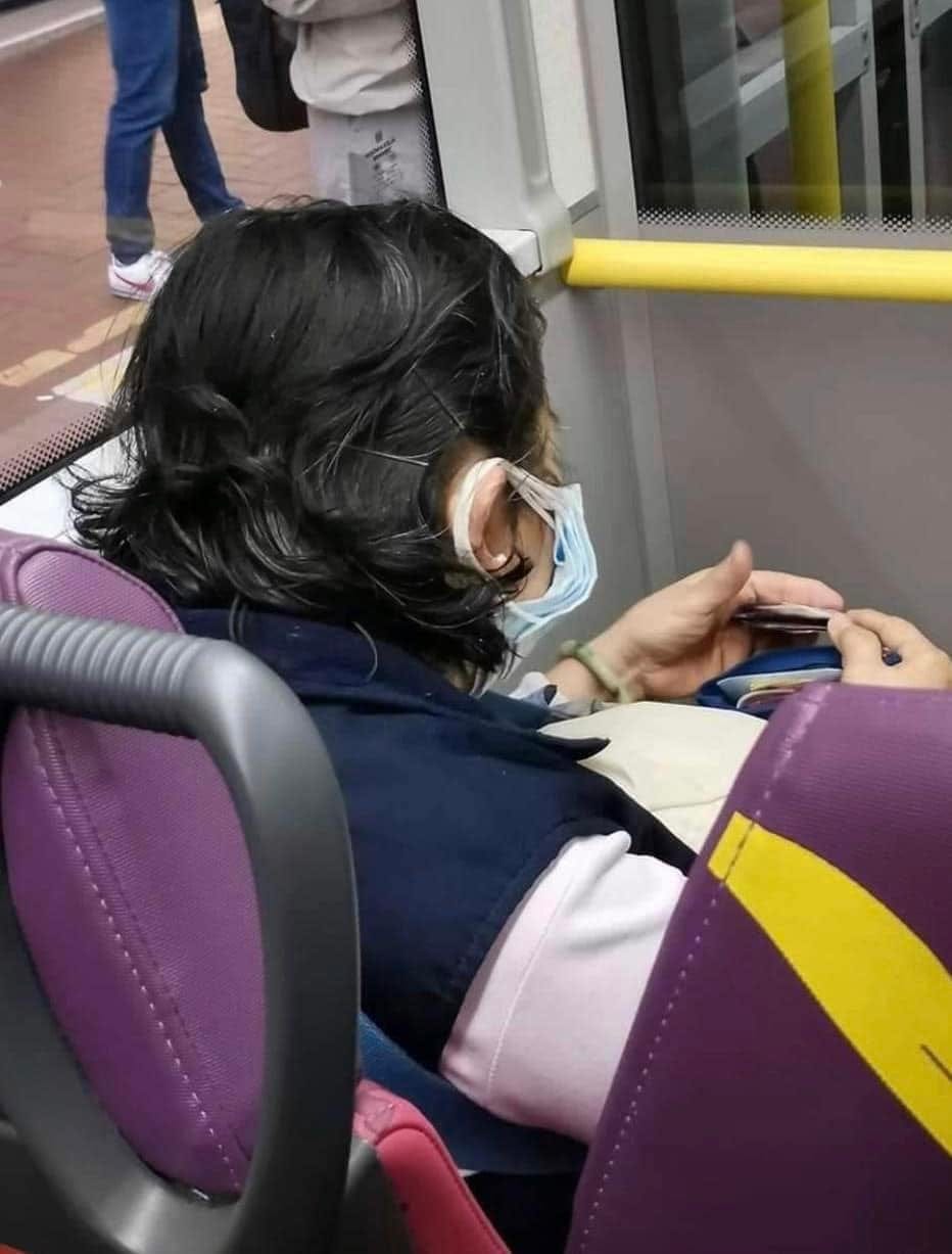 https://www.thestandard.com.hk/breaking-news/section/4/185909/(Central-Station)-For-safety-or-for-warmth?-Bus-passenger-wears-four-masks