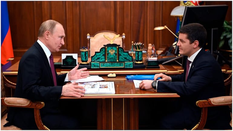 Russian President Vladimir Putin (left) speaks to the Governor of Yamalo-Nenets Autonomous Area Dmitry Artukhov during their meeting in Moscow, Russia. (Photo: AP)
