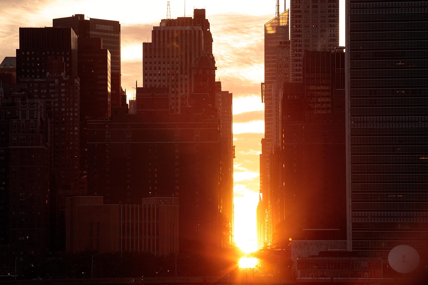 What is Manhattanhenge and what's the best time and place for viewing the  Manhattan sunset between buildings tonight ? - CBS News