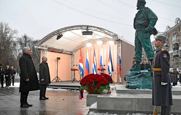 O monumento foi instalado em uma praça de Moscou