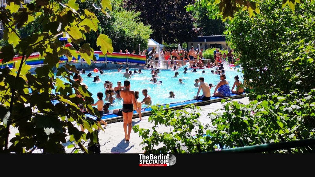 Berliners are cooling down in a swimming pool in the hot summer of 2019.
