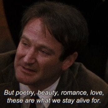 frame do filme sociedade dos poetas mortos. foto do ator robin willians com os dizeres em legenda: "Mas poesia, beleza, romance, amor, essas são as coisas pelas quais permanecemos vivos."