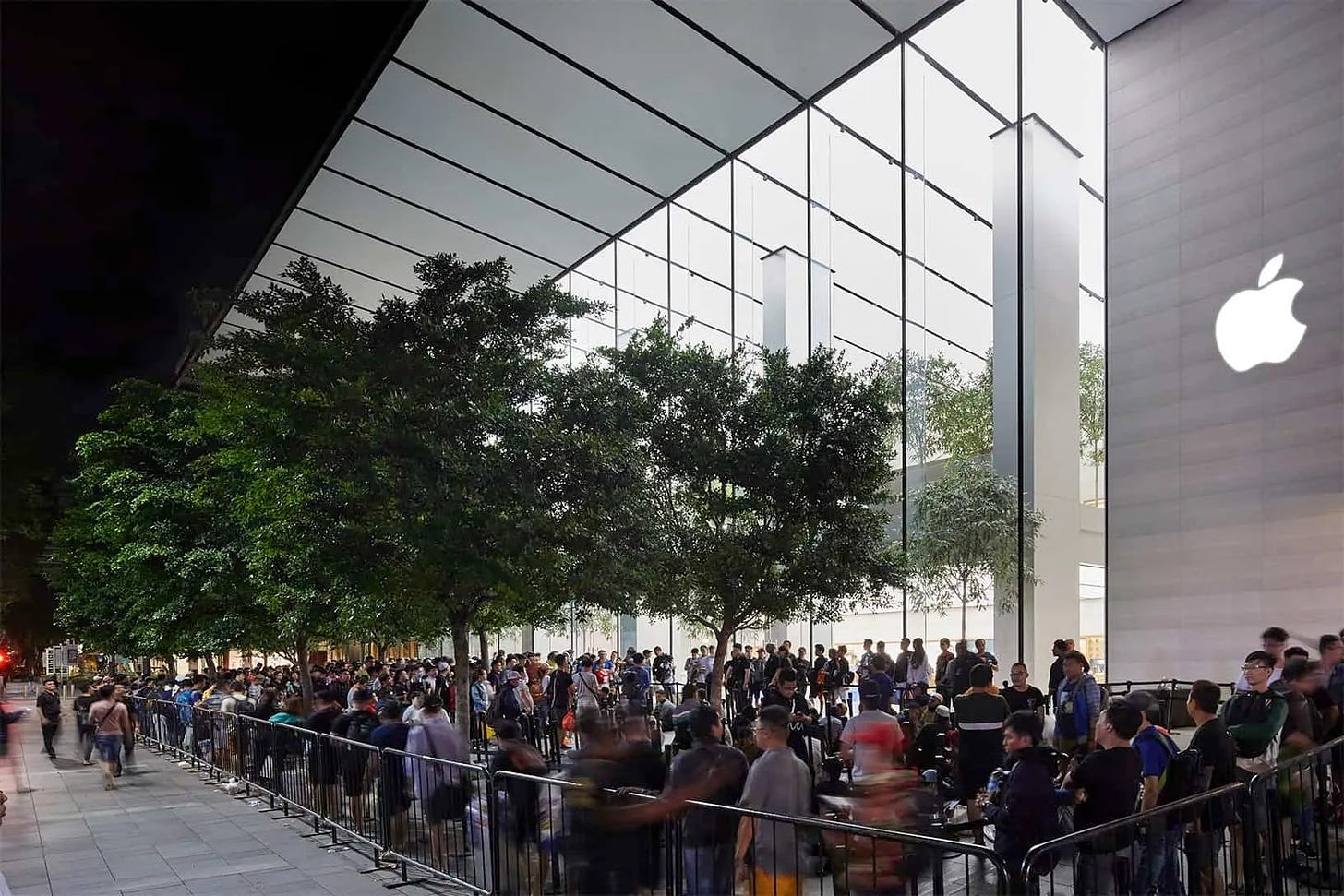Apple long queue