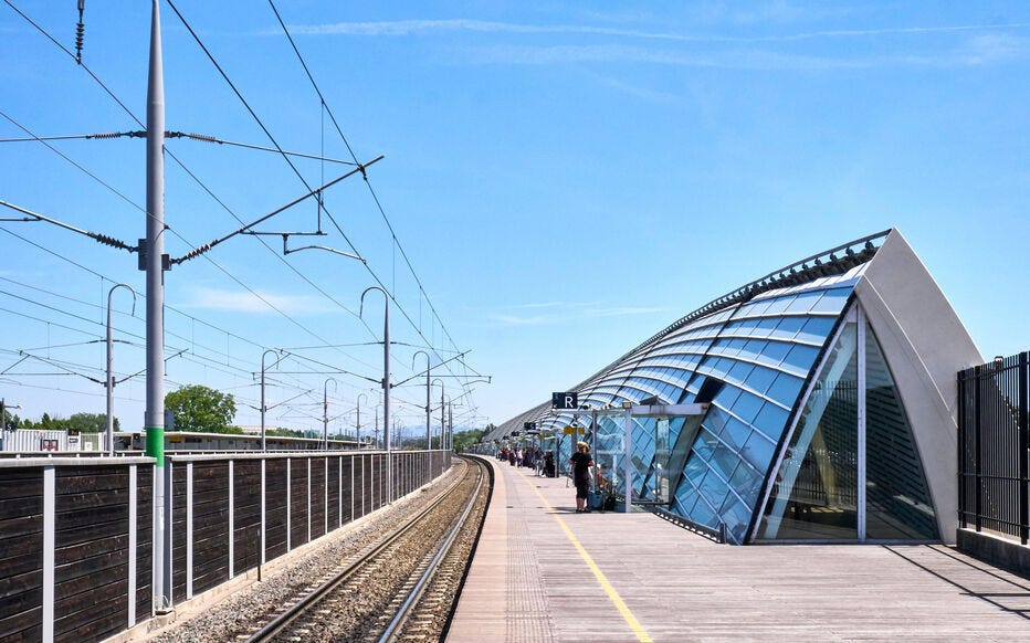 Des panneaux devraient notamment être installés dans le sud de la France, comme ici dans la gare d’Avignon TGV (Vaucluse). Alpaca/Andia.fr/Lachas D