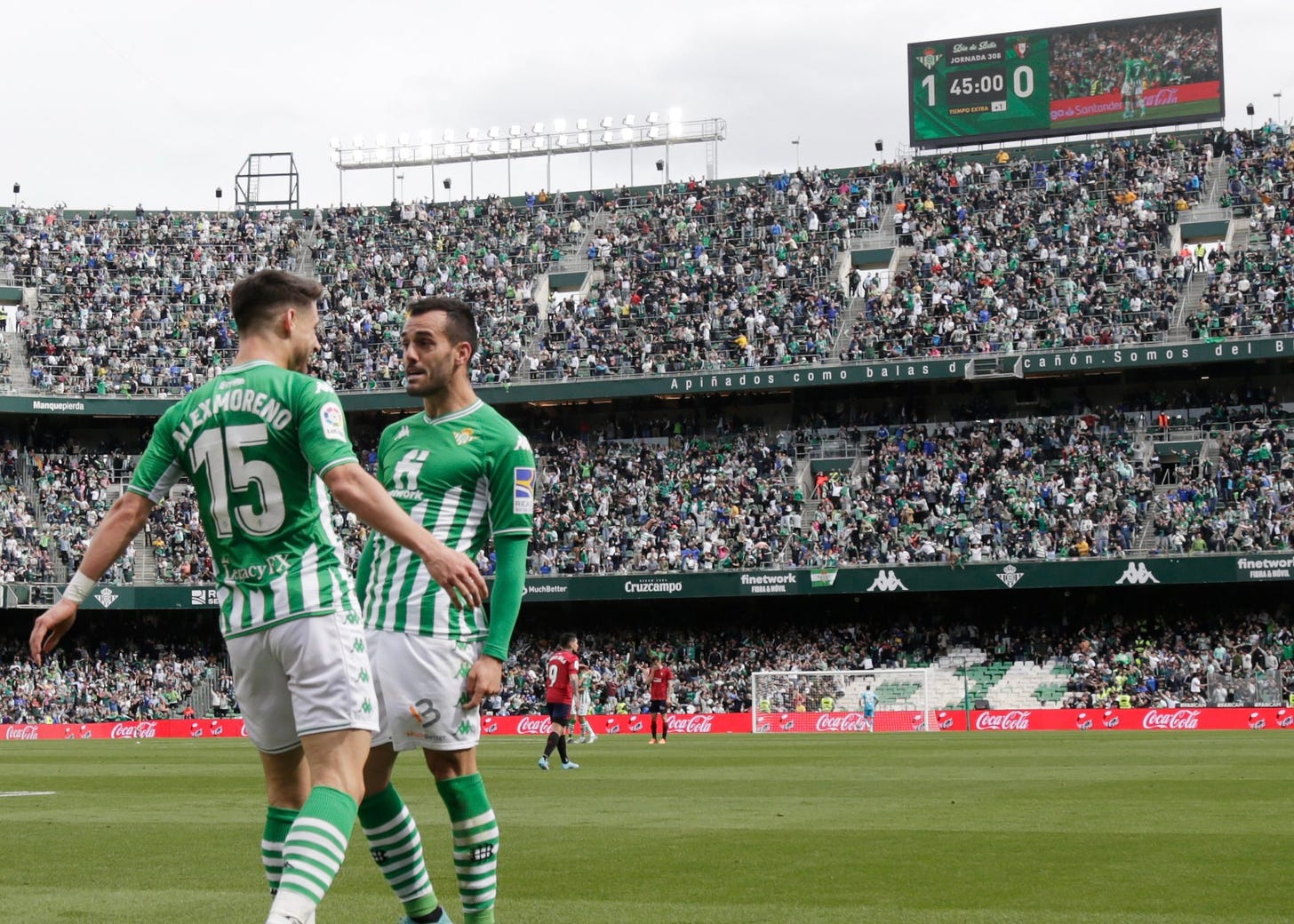 Juanmi y Álex Moreno celebran un gol del Betis.