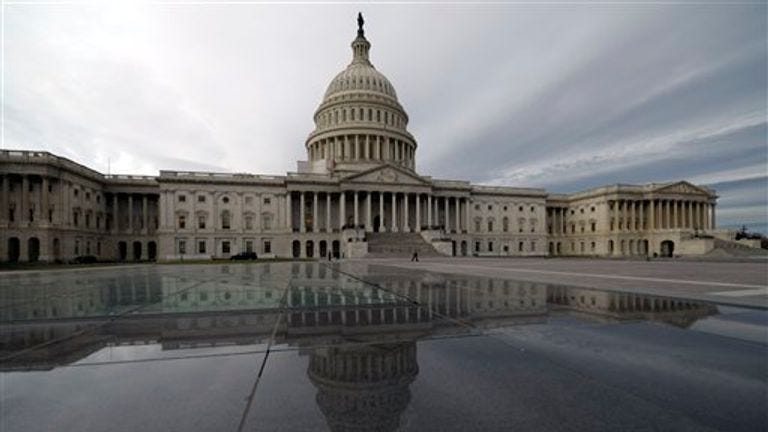 2011年12月20日火曜日、ワシントンの米国議会議事堂。議会は、1月1日に1億6000万人の労働者の社会保障給与税の増税を防ぐために、法案の休日シーズンのスタンドオフに向けて注意を払いました。（AP Photo /スーザンウォルシュ）


