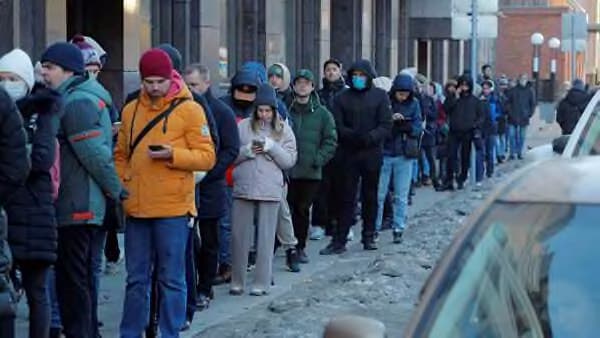 Russians run from &amp;#39;ATM to ATM to get cash&amp;#39;, long queues seen. See photos