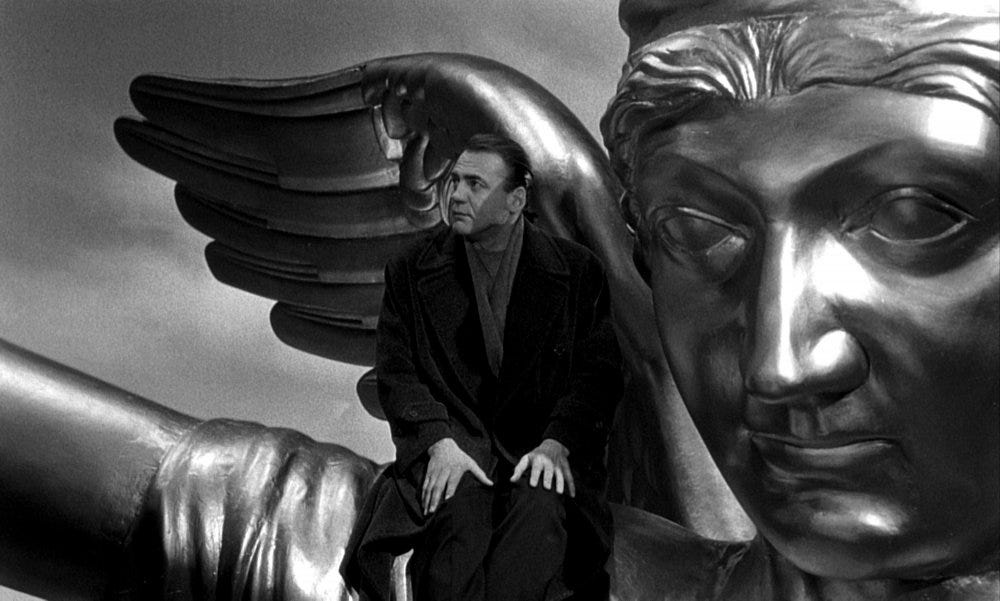 https://www2.bfi.org.uk/sites/bfi.org.uk/files/styles/full/public/image/wings-of-desire-1987-004-bruno-ganz-angel-statue-head.jpg?itok=pCUIcfKs