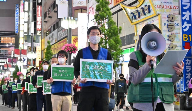 都職員、「路上飲み」に初の自粛声かけ 効果を疑問視も [新型コロナウイルス]：朝日新聞デジタル