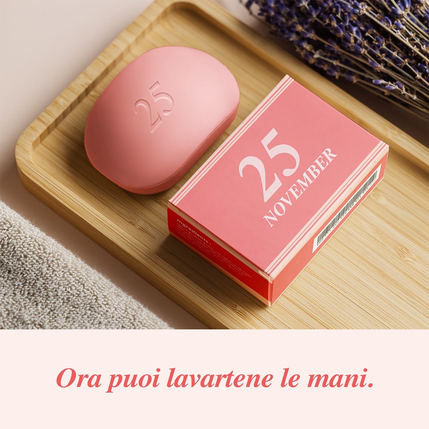 Nell'immagine si vede una saponetta rosa con la scritta "25 novembre" "Ora puoi lavartene le mani"