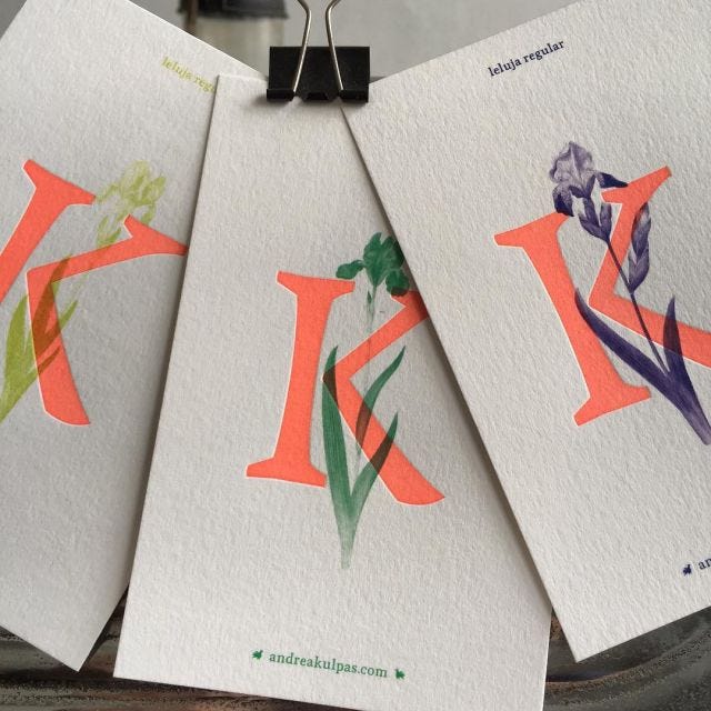 Cartões postais com a fonte “Leluja”, de Andrea Kulpas, impressos pela Carimbo.