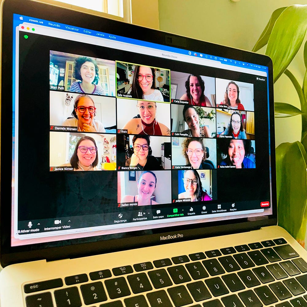 foto tirada da tela do computador durante um encontro virtual onde aparecem os rostos das 16 participantes sorrindo. 