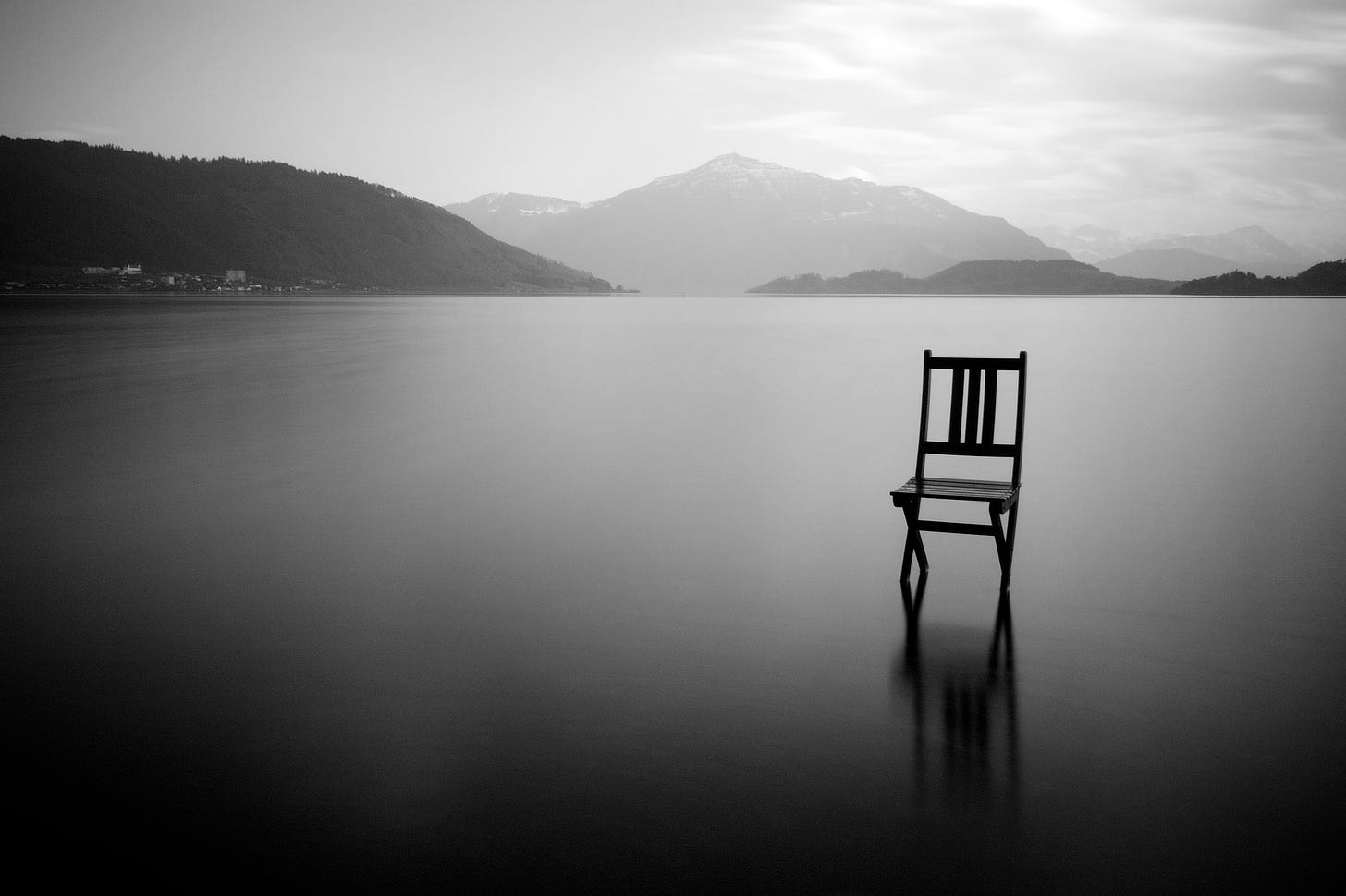 Sedia sulle acque di un lago