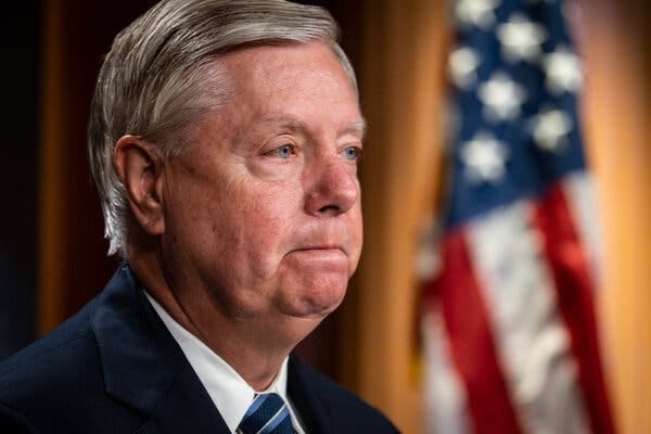 A federal appeals court temporarily blocked Senator Lindsey Graham, Republican of South Carolina, on Sunday from having to testify before a special grand jury in Atlanta. 