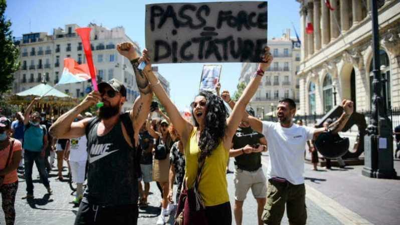 L’esthétique et les types humains du négationnisme européen et du mouvement contre le passeport Covid sont très éloignés de ceux du néofascisme et très proches de ceux des « nouvelles gauches » de la dernière décennie: le premier Syriza, la France Insumisa ou Podemos