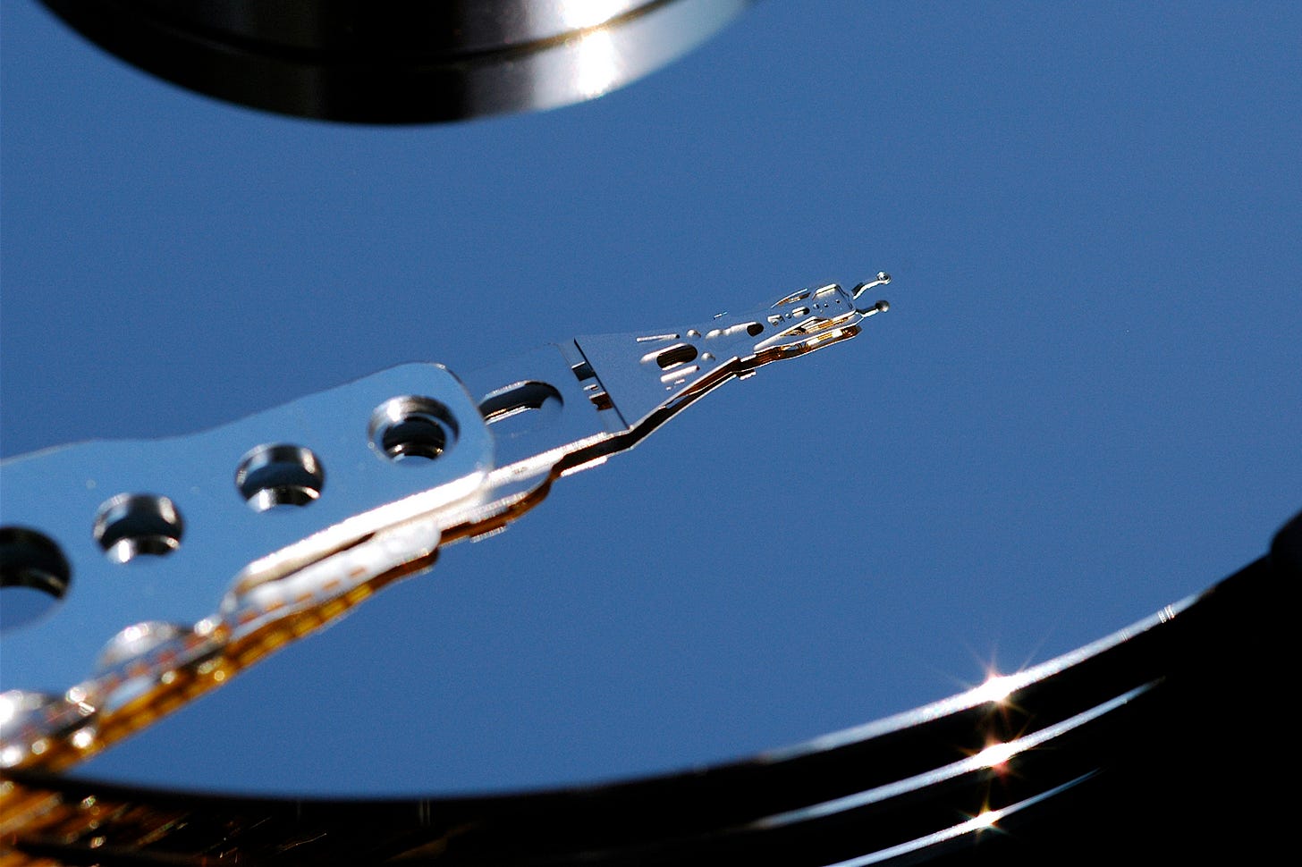 File:Hard Disk head top.jpg - Wikimedia Commons