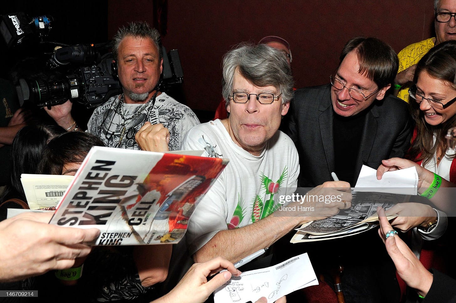 Author Stephen King signs autographs for fans prior to performing... News  Photo - Getty Images