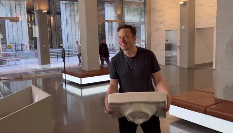Let that sink in!' Elon Musk enters Twitter Headquarters with a kitchen sink;  WATCH | US News