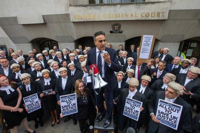 Des avocats en grève devant la Haute Cour criminelle de Londres (Old Bailey) afin d’obtenir une hausse de leurs honoraires, le 27 juin 2022.