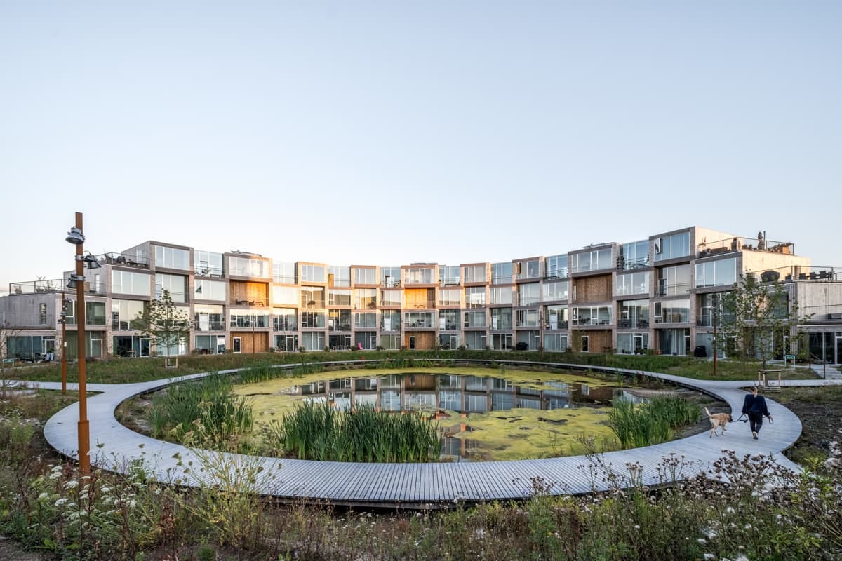 The Sneglehusene takes the form of six residential buildings arranged around a central pond