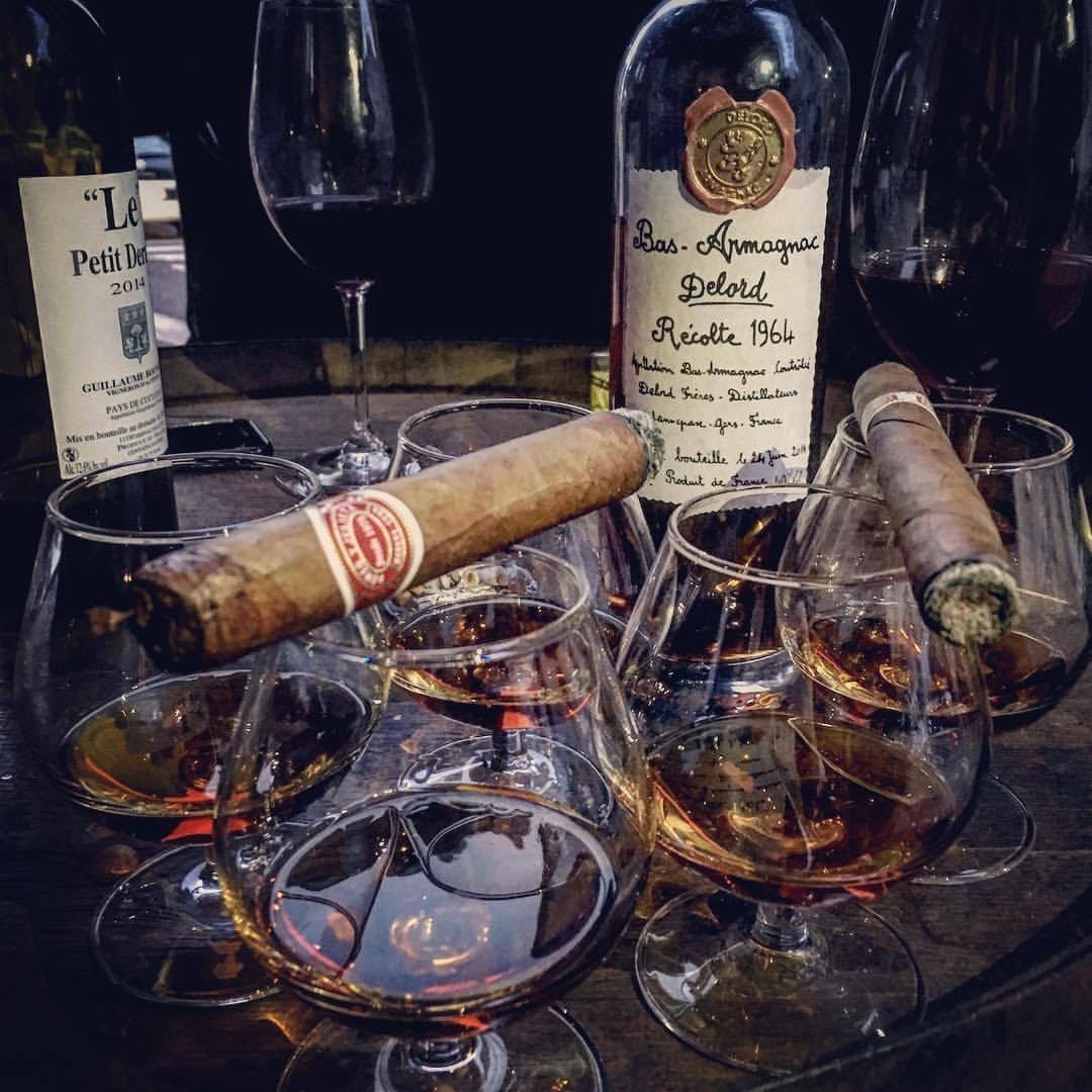 Armagnac & cigares. #frenchartdevivre #armagnac #armagnacdelord #bonvivant #cigar #cigare #puro #romeoyjulieta #upmann #degustation #soif #apero #digestif #barrique #gascogne #agen #lotetgaronne #igersagen #foodandwine #winebar #winelover @armagnac...