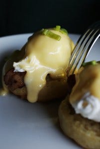 eggs benedict with crumpets