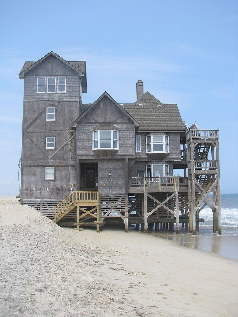 https://upload.wikimedia.org/wikipedia/commons/thumb/8/86/Nights_in_Rodanthe_house_south_side_2009.jpg/768px-Nights_in_Rodanthe_house_south_side_2009.jpg