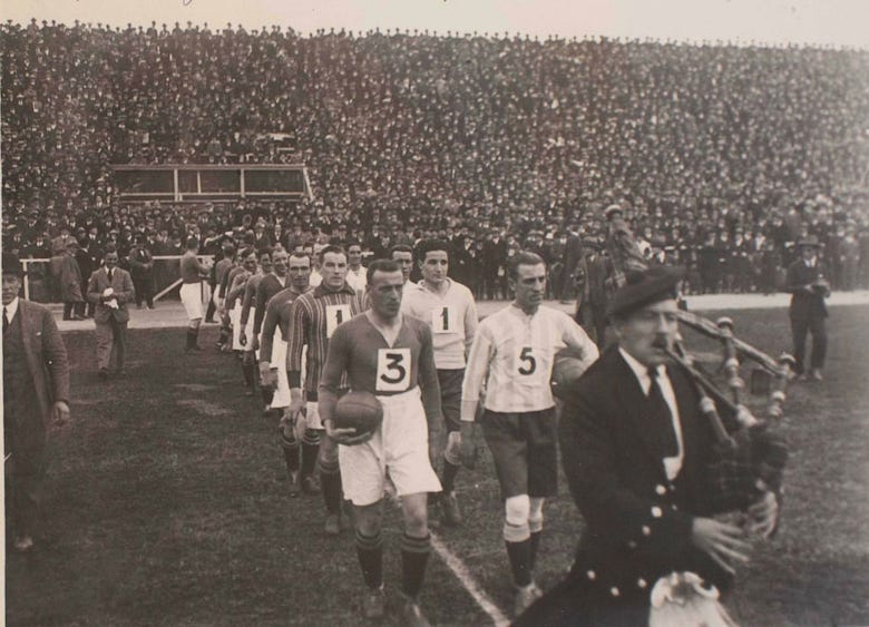 Em 1923, o Third Lanark da Escócia e o Zona Norte da Argentina fazem o primeiro jogo na América com uniformes numerados.